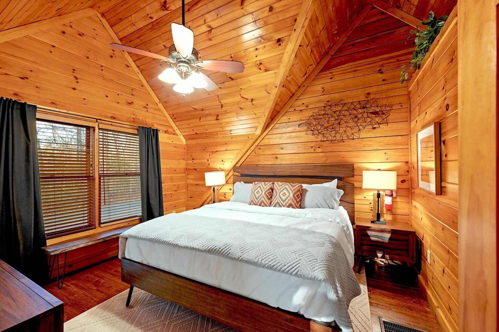 Ferienhaus Peaceful Forest - Hot Tub, Relax & Explore Sevierville