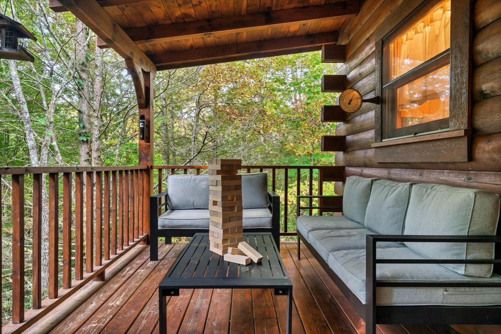 Ferienhaus Peaceful Forest - Hot Tub, Relax & Explore Sevierville