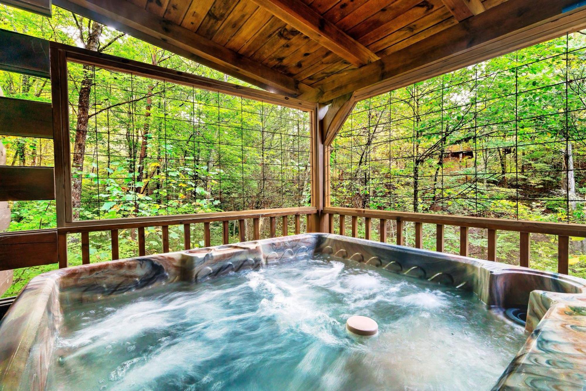 Ferienhaus Peaceful Forest - Hot Tub, Relax & Explore Sevierville